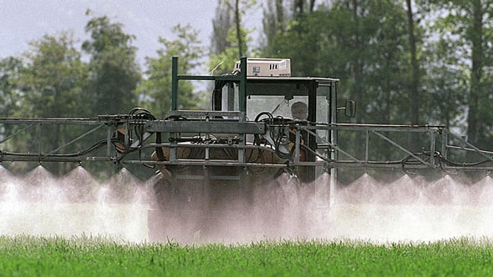 Umstrittene Massnahmen gegen Pestizide in der Landwirtschaft