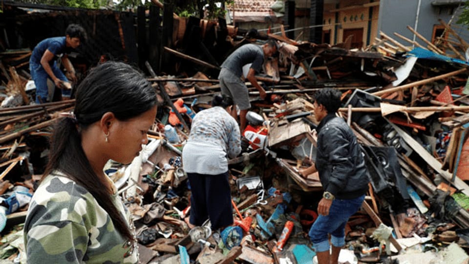 Gefährliche Rettungsarbeiten auf Indonesien