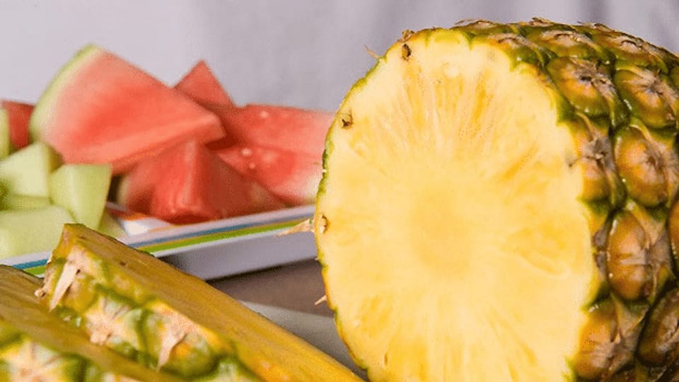 Frische–Check bei Ananas und Melone