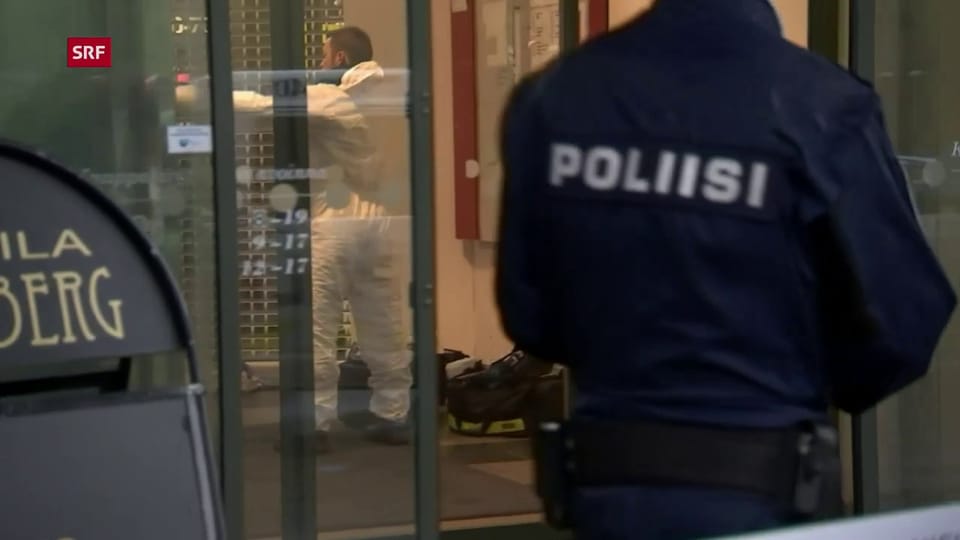 Polizei am Tatort vor der Berufsschule Herman in Kuopio (unkomm.)