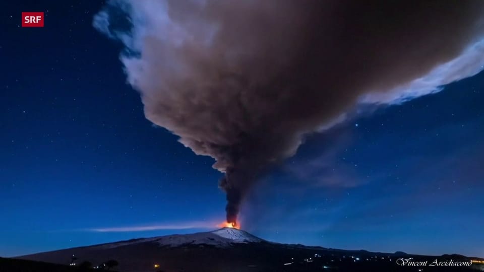 Zeitraffer-Aufnahme der Eruption de Vulkans Ätna auf Sizilien