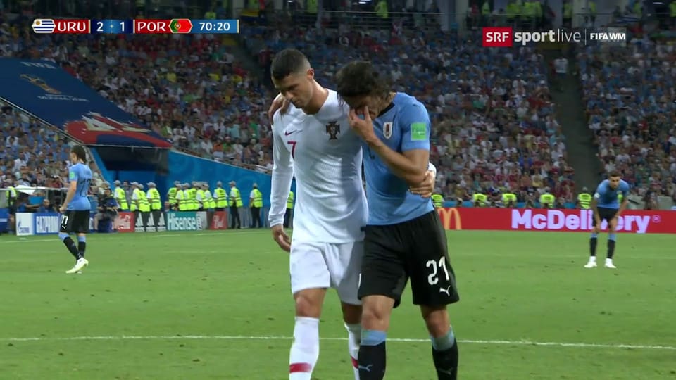 Ronaldo hilft verletztem Cavani vom Feld