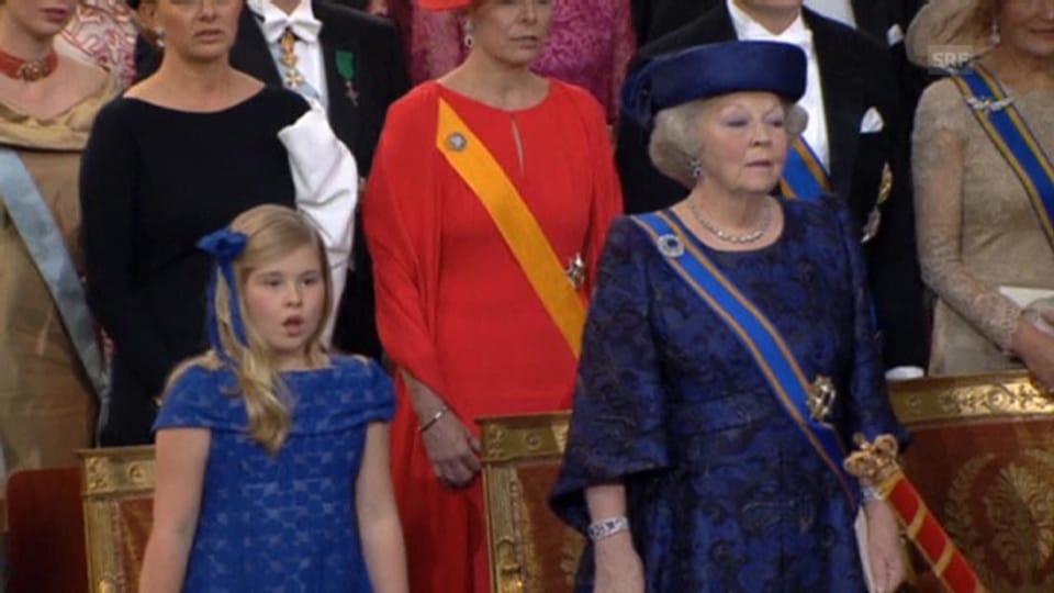Königsfamilie und Gäste singen Nationalhymne