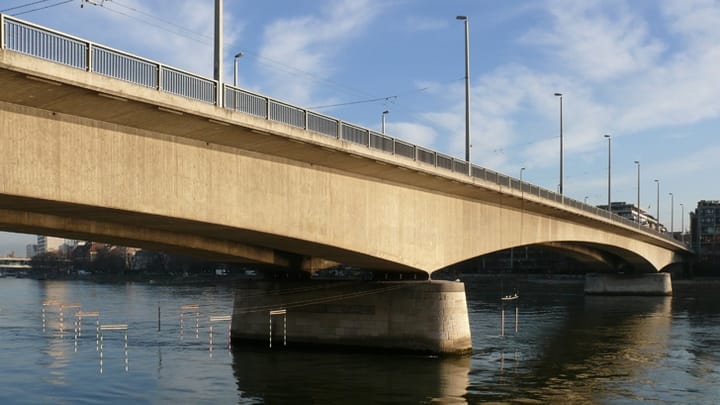 Baudepartement überprüft Brückenpfeiler nach Schiffshavarie auf dem Rhein