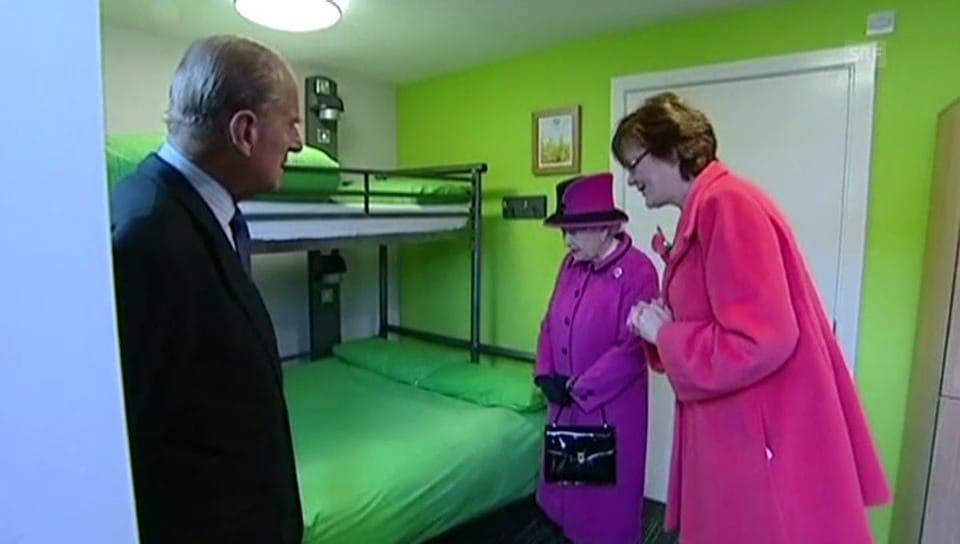 Queen Elizabeth erkundet Jugendherberge (unkom. Video)