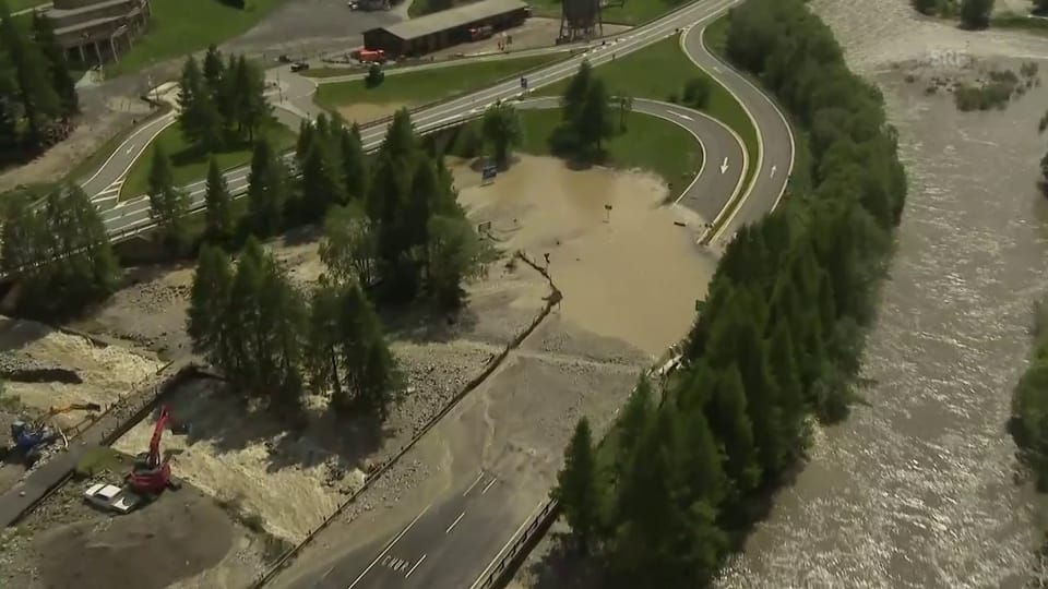 Strassensperrungen nach schweren Unwettern in Graubünden