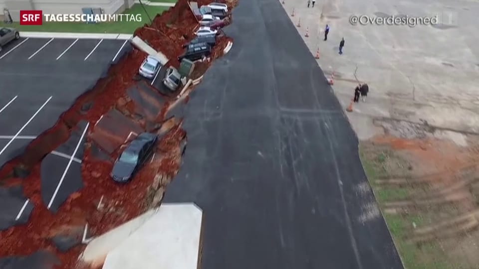 Loch im Boden verschlingt 15 Autos