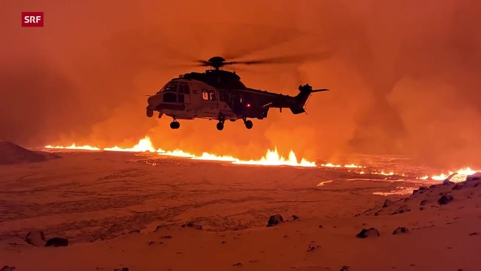 Helicopter surveglia il vulcan en l'Islanda