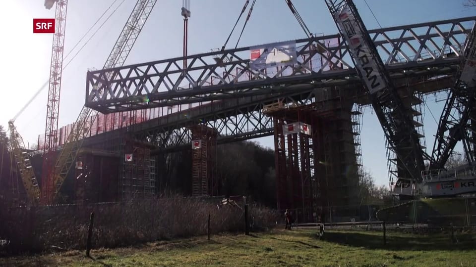 Der Bau der Stahlbrücke für das Bahnviadukt im Zeitraffer 