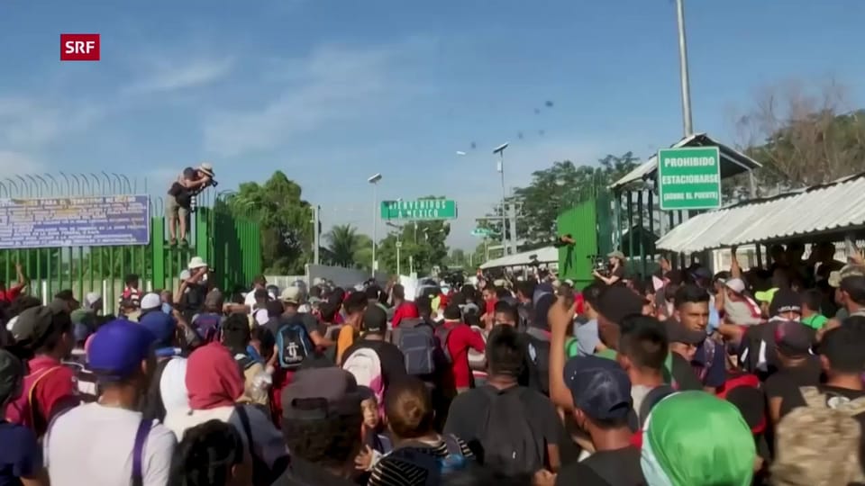 Migranten aus Mittelamerika versuchen die Grenze zu Mexiko zu passieren (unkomm.)