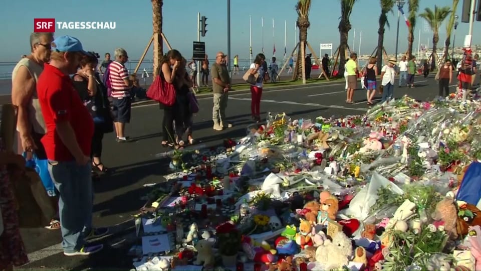 Tausende gedenken der Opfer in Nizza
