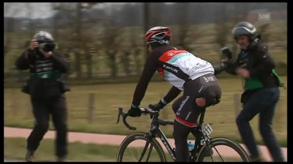Cancellara nimmt das Rennen nach dem Sturz wieder auf