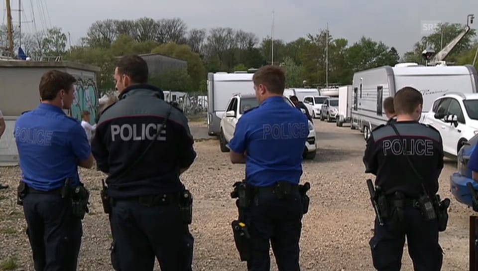 Polizei vor dem Expo-Gelände in Nidau