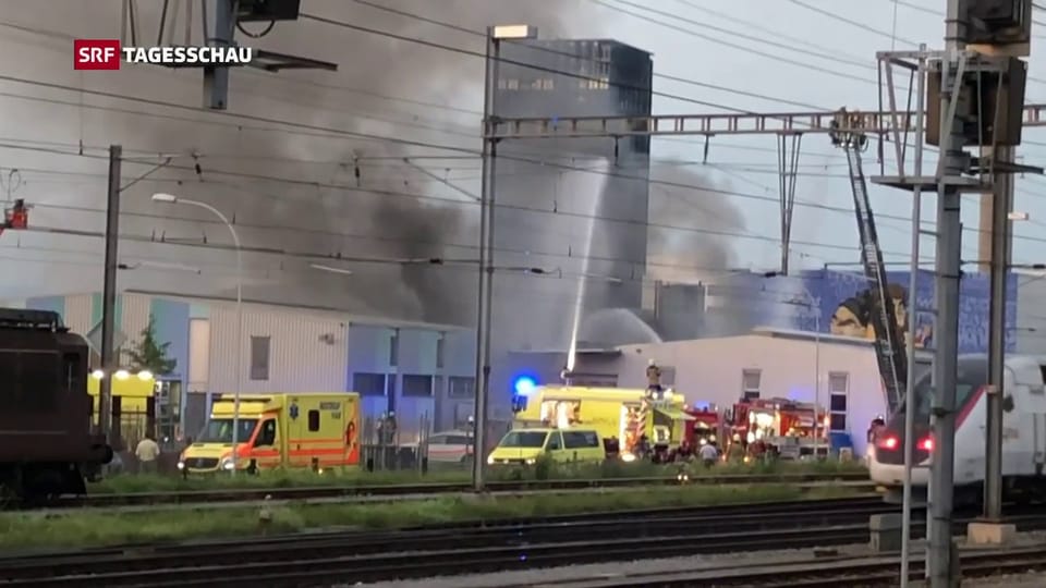 Grosseinsatz in Pratteln: Ein Produktionsgebäude brennt