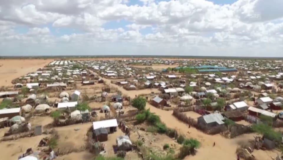 Drohnenflug über Flüchtlingscamp (tonlos) [CNN]