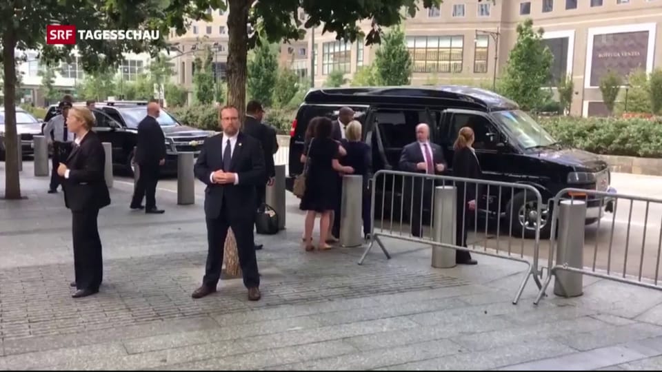 Clinton strauchelt beim Verlassen der Gedenkfeier