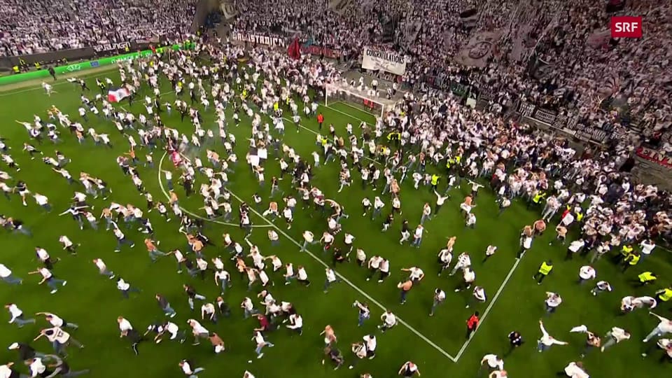 Frankfurt-Fans stürmen nach dem Finaleinzug den Platz