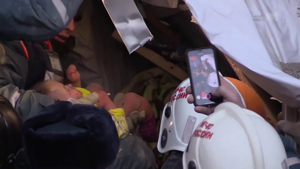 Helfer finden Baby in den Trümmern von Magnitogorsk