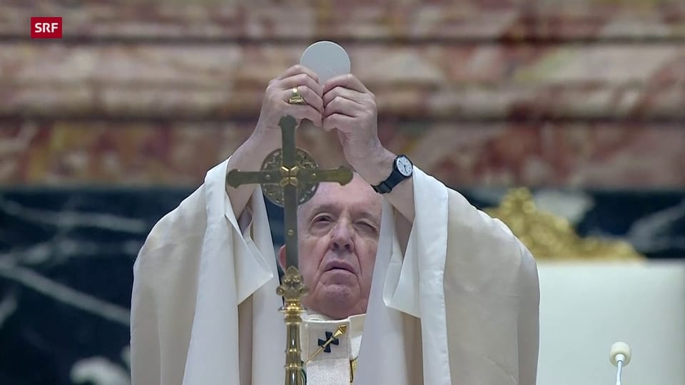 Papst Franziskus feiert die Ostermesse 