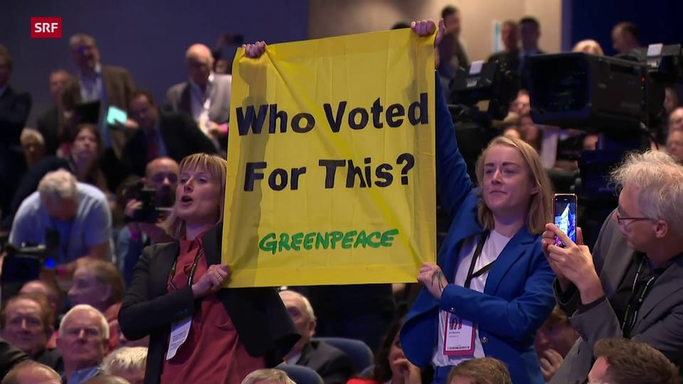 Greenpeace-Aktivistinnen unterbrechen Rede von Truss