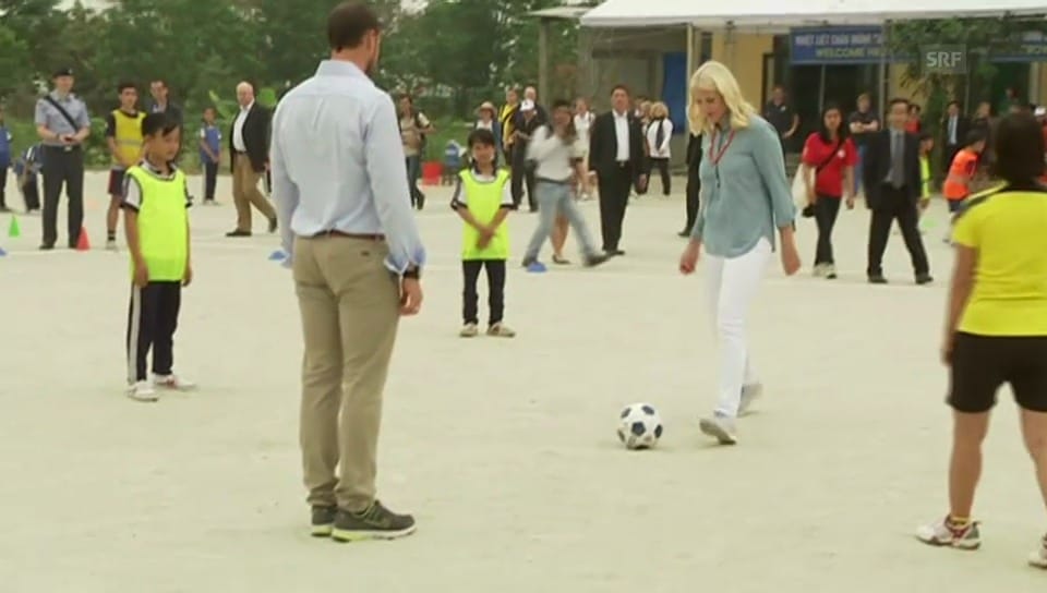 Fussballspiel auf geräumtem Feld: Haakon und Mette-Marit