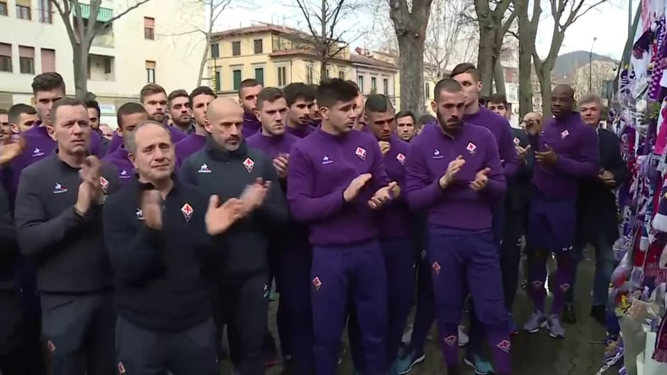 Fiorentina-Spieler ehren verstorbenen Astori