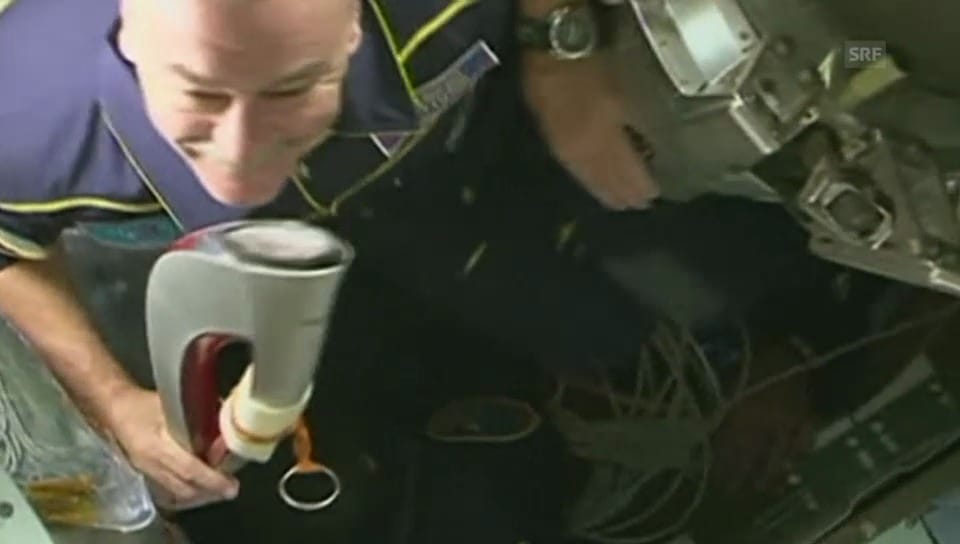 Fackel kommt auf der ISS an (englisch)