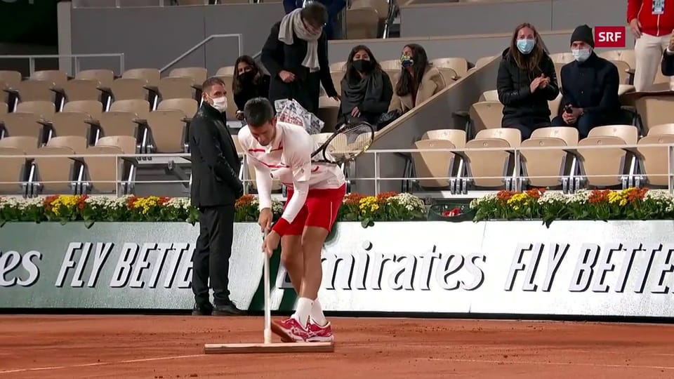 Selbst ist der Mann: Djokovic hilft bei der Platzpflege