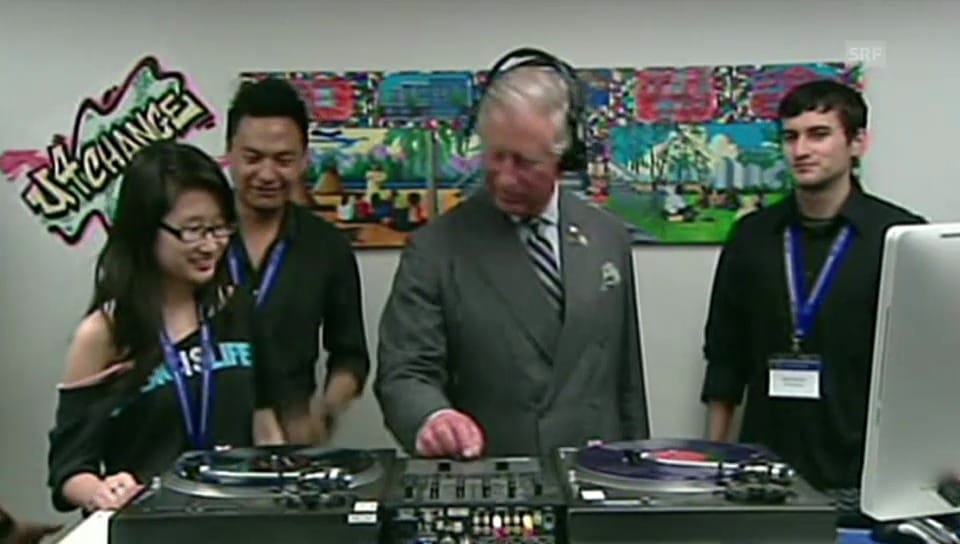 Scratch-Meister: Bei seinem Besuch in Kanada 2012 macht Charles auf DJ