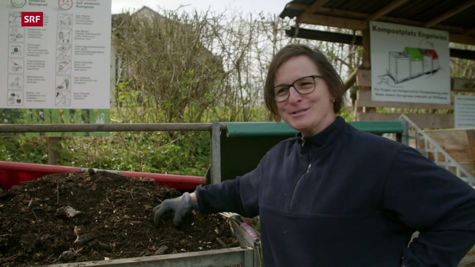 Claudia Dornbierer, Verantwortliche des Quartierkompostplatzes Engelwies in St. Gallen, ist fasziniert vom Kompost