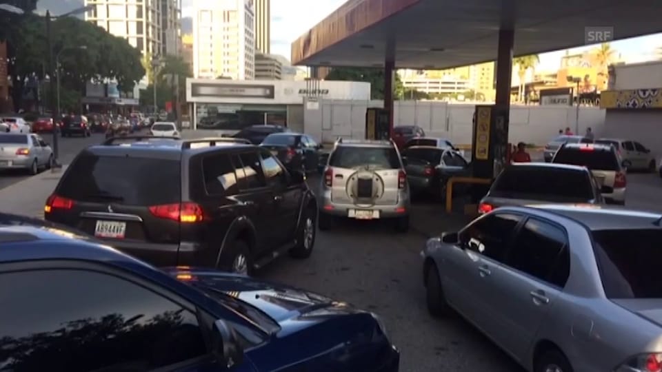 Grossandrang an Tankstelle in Venezuela