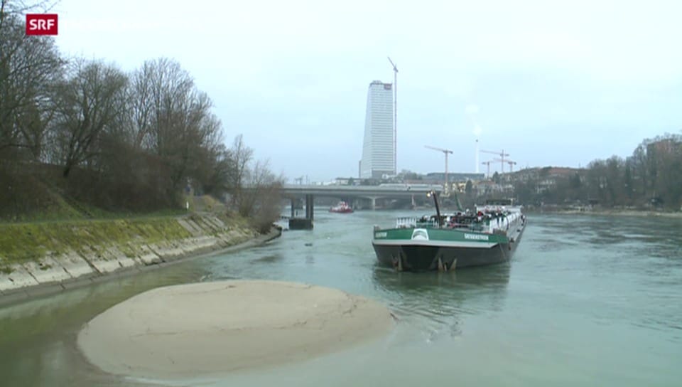 Tanker blockiert den Rheinschifffahrt