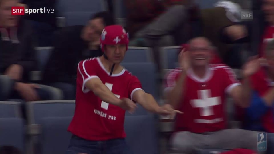 Wilde Tanzeinlage eines Schweizer Fans