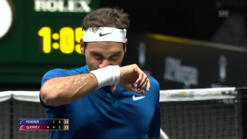 Federer punktet und bietet eine Show