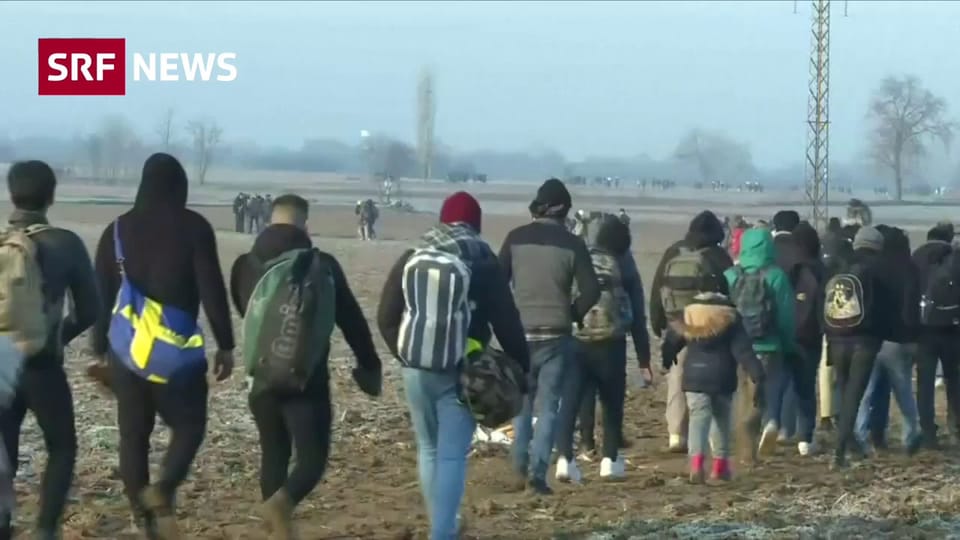 Flüchtlinge marschieren Richtung Griechenland