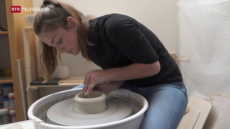 Elena Gilli ha chattà sia passiun en la cheramica
