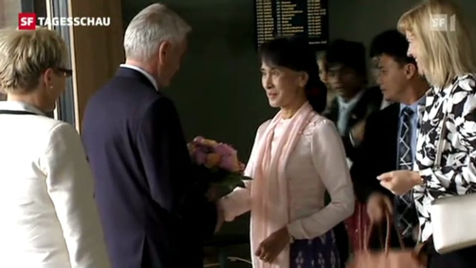 Suu Kyi wird mit Applaus empfangen