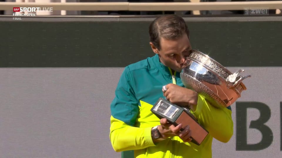 Hier erhält Nadal seine verdiente Trophäe