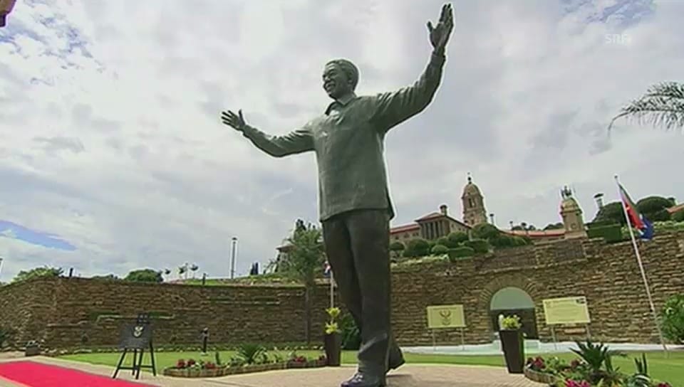 Hase im Ohr der Mandela-Statue (unkomm.)