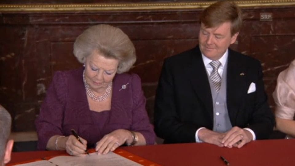 Beatrix und Willem-Alexander unterzeichnen die Abdankungsurkunde
