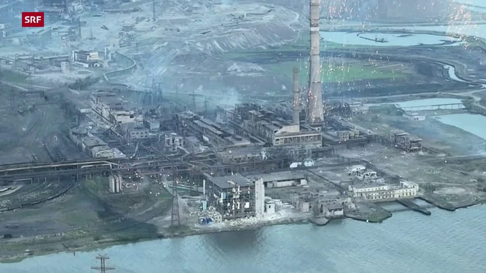 Dieses Video soll den mutmasslichen Phosphorbombeneinsatz auf das Stahlwerk von Mariupol zeigen