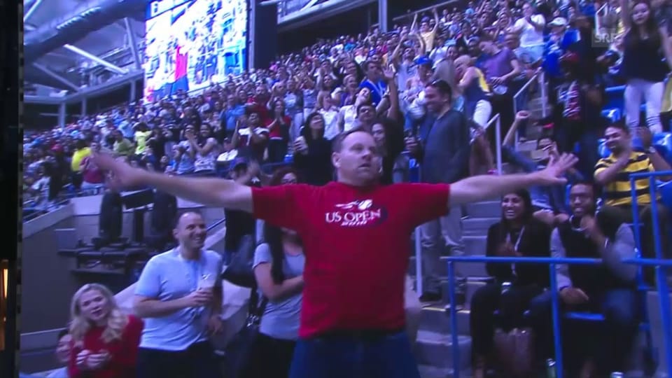 Pausenclown für Djokovic: Der Mann mit den T-Shirt-Schichten