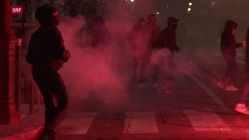 In Ajaccio warfen Demonstrierende Steine und Rauchbomben in Richtung der Präfektur
