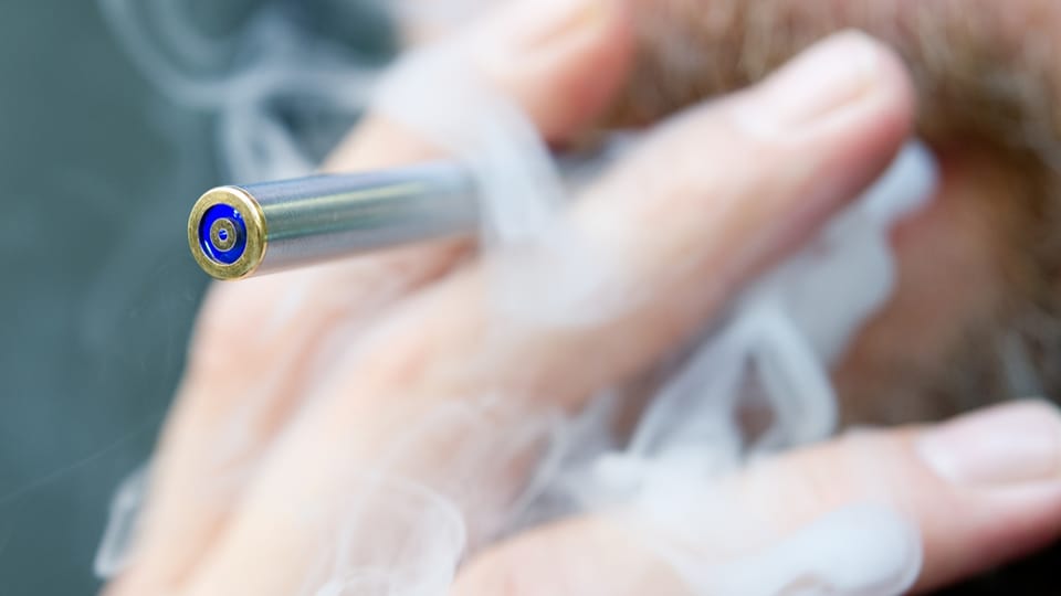 Wegen umstrittenen Ladenöffnungszeiten wird über den Jugendschutz bei E-Zigaretten diskutiert