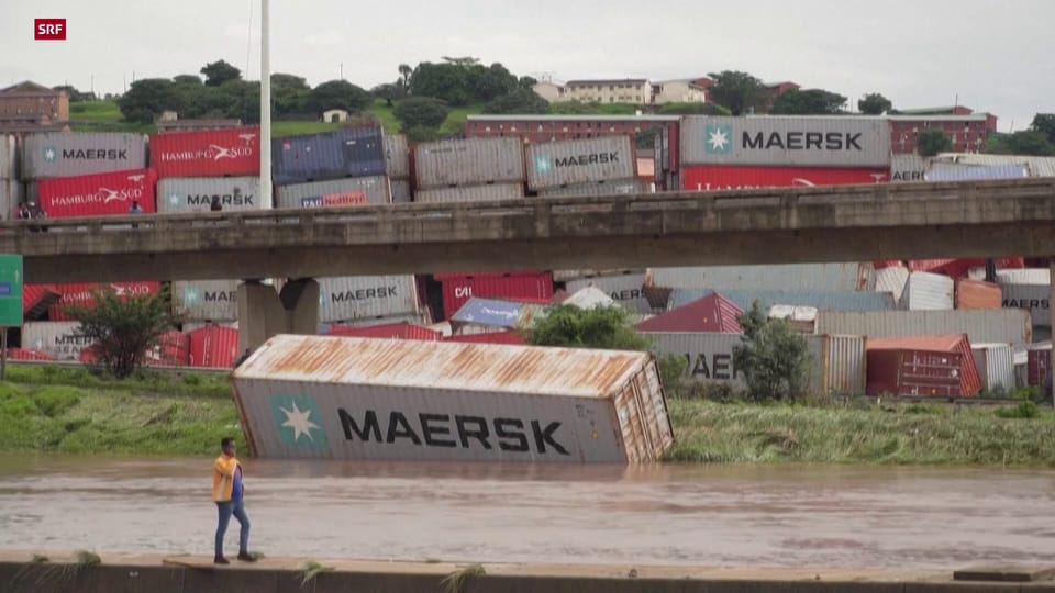 Umgekippte Container und überflutete Strassen in Südafrika