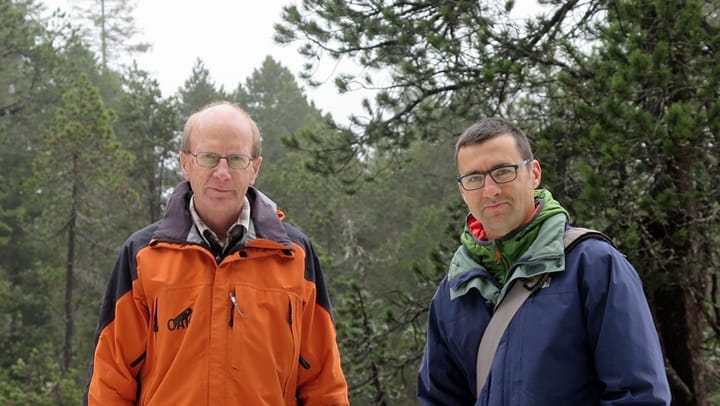 Spaziergang durch die Moorlandschaft Ibergeregg mit Remo Bianchi (rechts) und Felix Lüscher