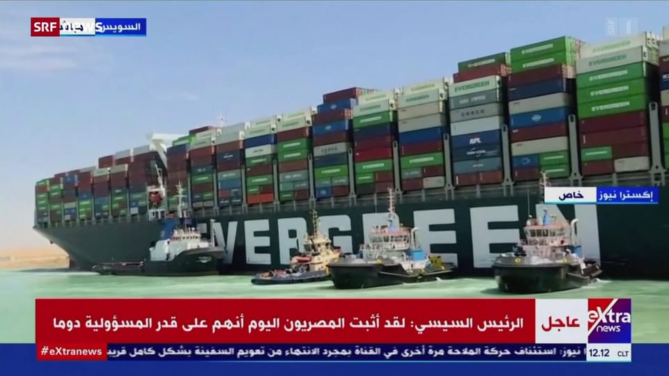 Containerschiff im Suezkanal wieder flott gemacht