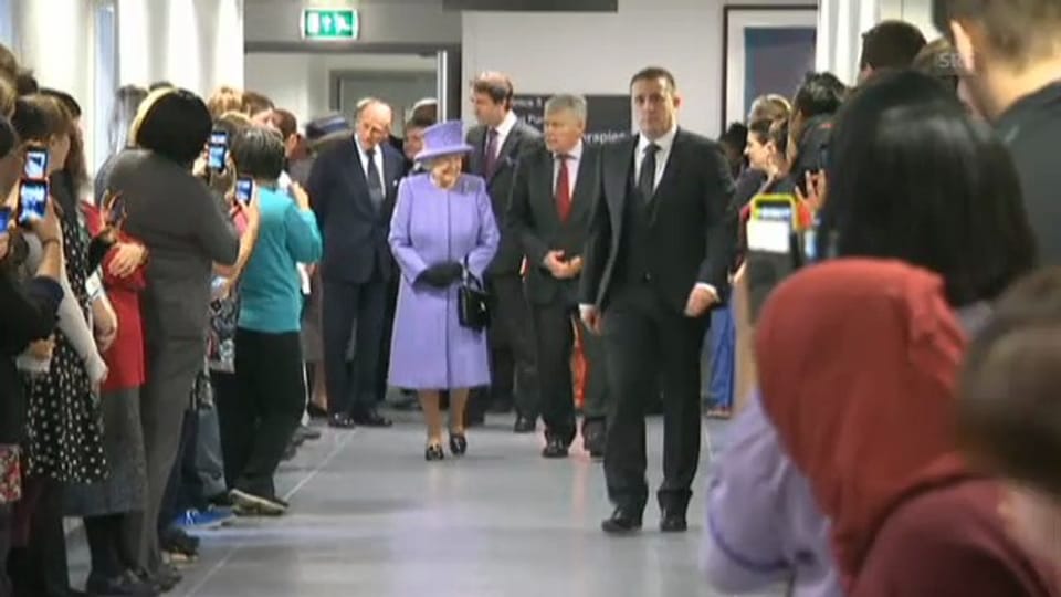 Die Queen eröffnet eine Abteilung im Royal London Hospital (unkomm.)