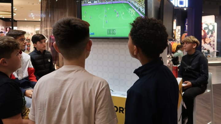 Im Emmer Shoppingcenter jagen Jugendliche virtuellen Bällen hinterher