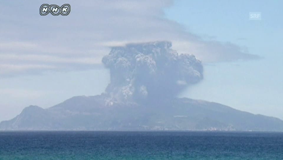 Vulkanausbruch auf der Insel Kuchinoerabujima (unkommentiert)